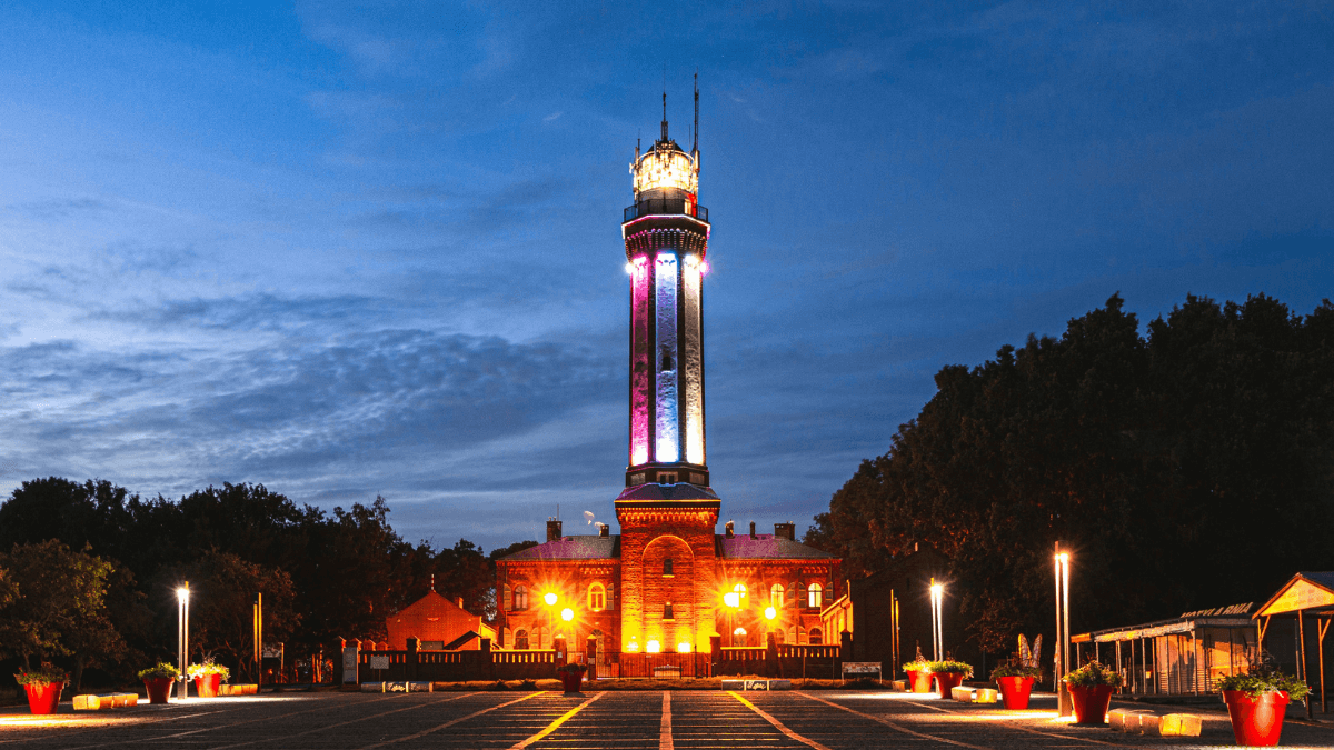 Latarnia w Niechorzu oświetlona późnym wieczorem