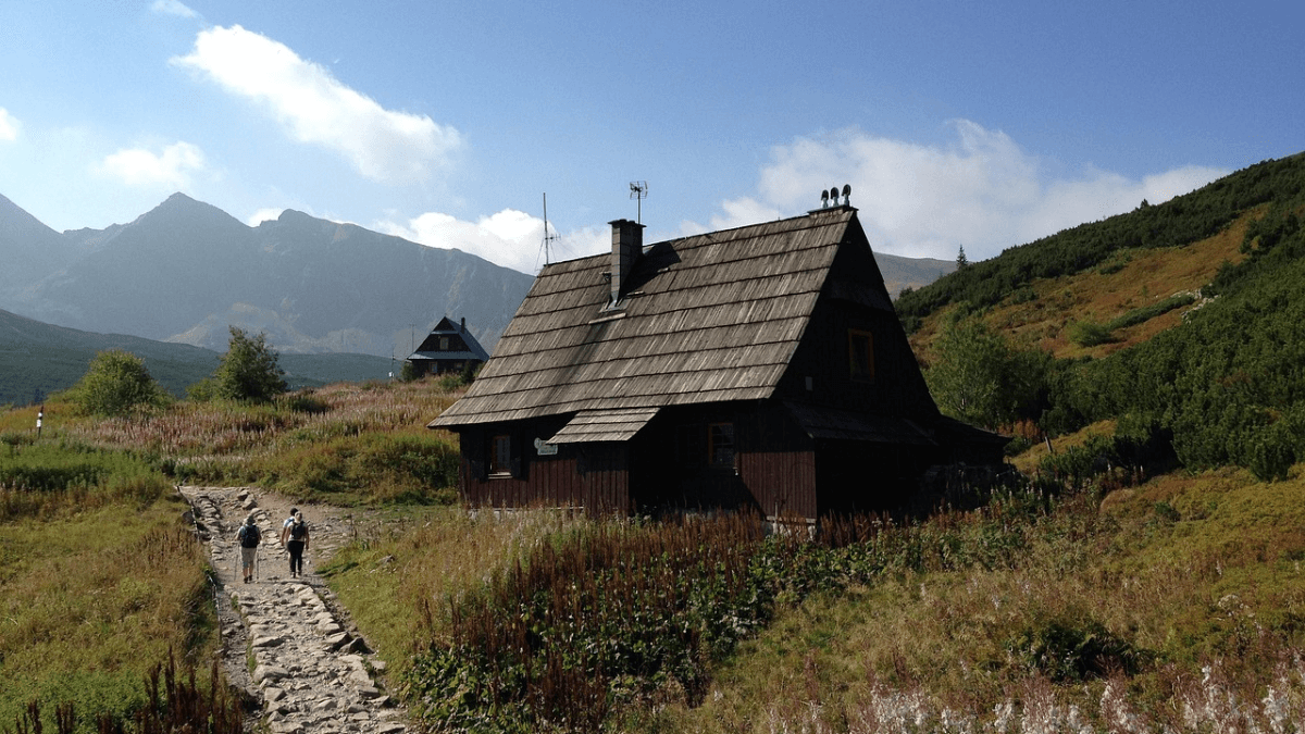 Gdzie na majówkę w 2026 roku? Widok na szlak w Tatrach