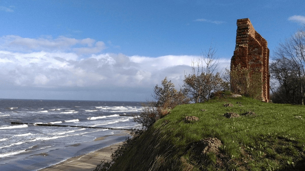 Widok na Ruiny Kościoła w Trzęsaczu na klifie